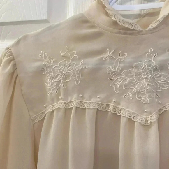VINTAGE  blouse- Pearl and Lace accents​​ - Picture 8 of 8